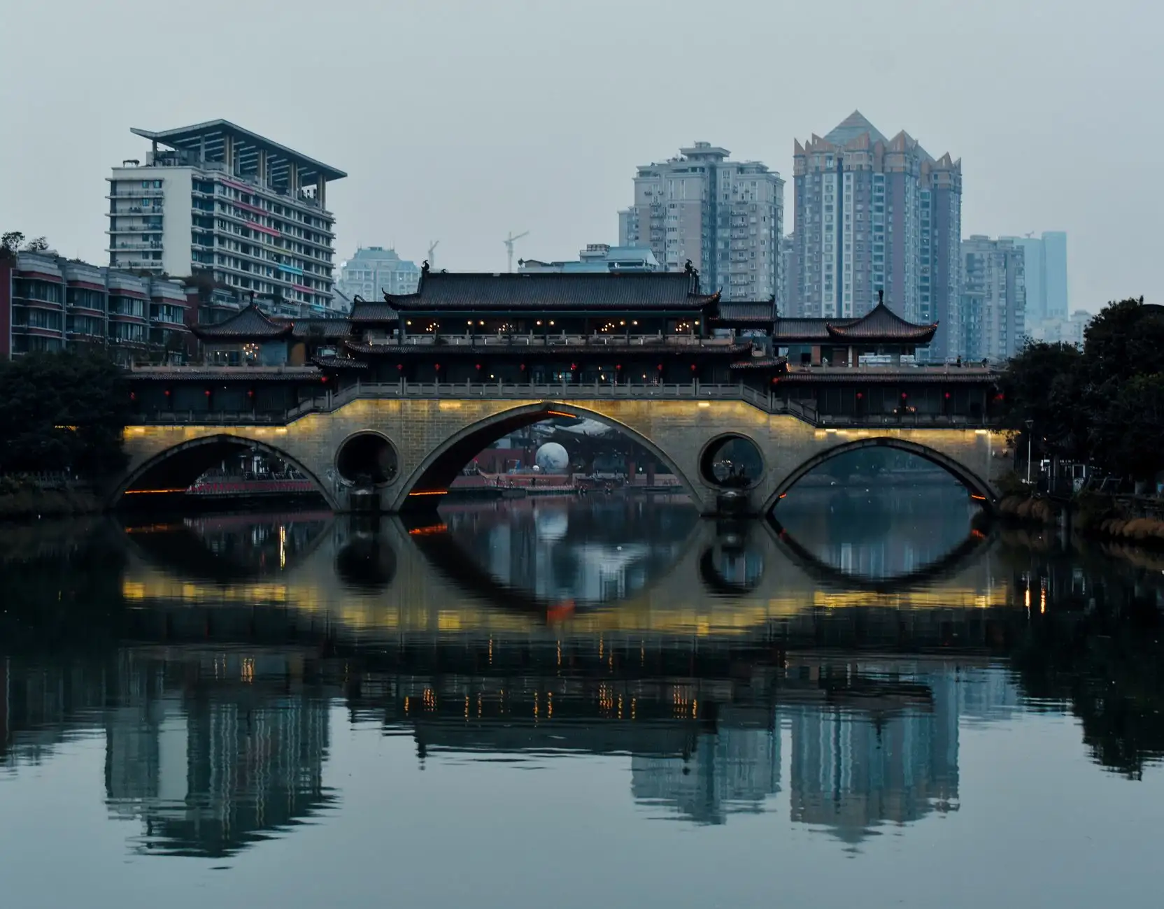 偏光镜与普通太阳镜的防眩光原理差异及驾驶场景选型参考