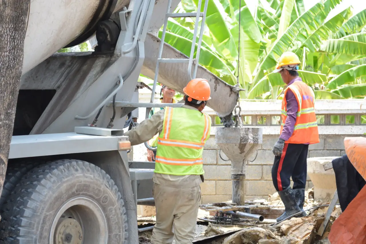 近视镜与防蓝光眼镜怎么选？日常佩戴场景下的镜片功能对比
