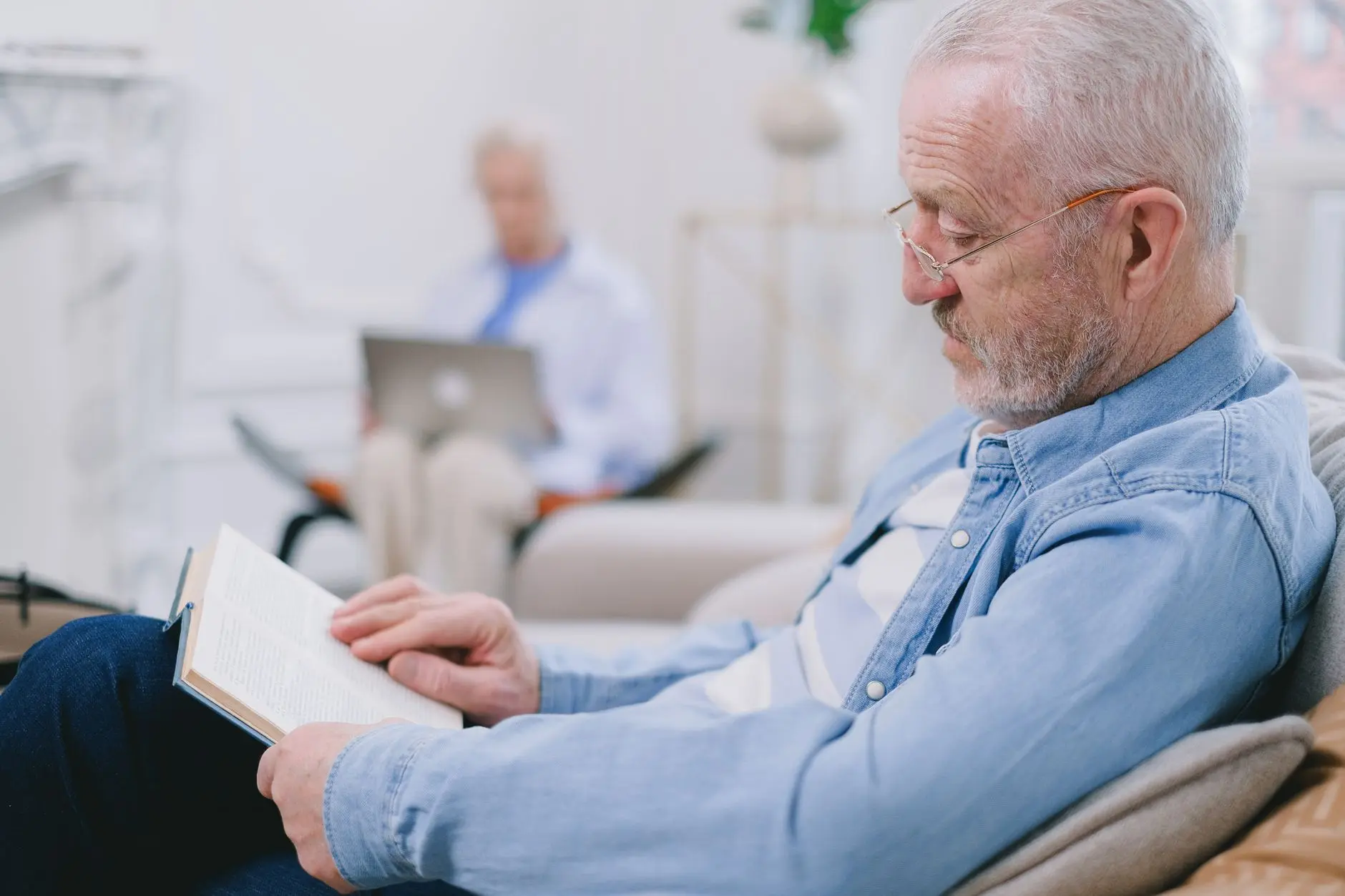 2024老花镜市场趋势与美笈光学防蓝光花镜技术升级解读正文配图 1